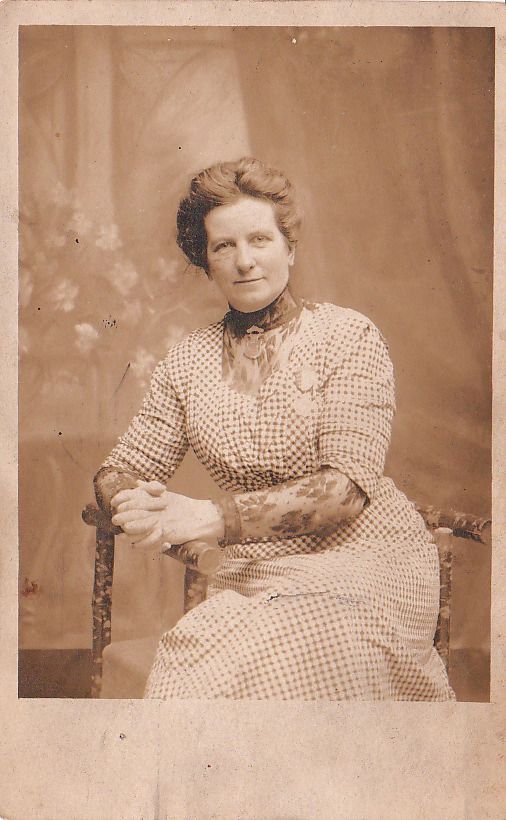 Atlantic City - Woman in a plaid dress - c 1910