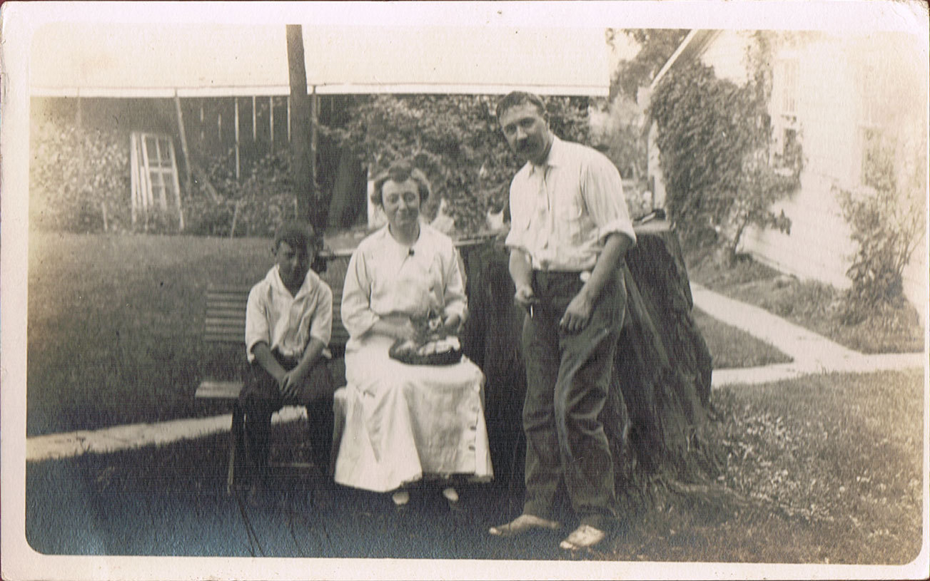 Sussex - Family with kitten - c 1910s